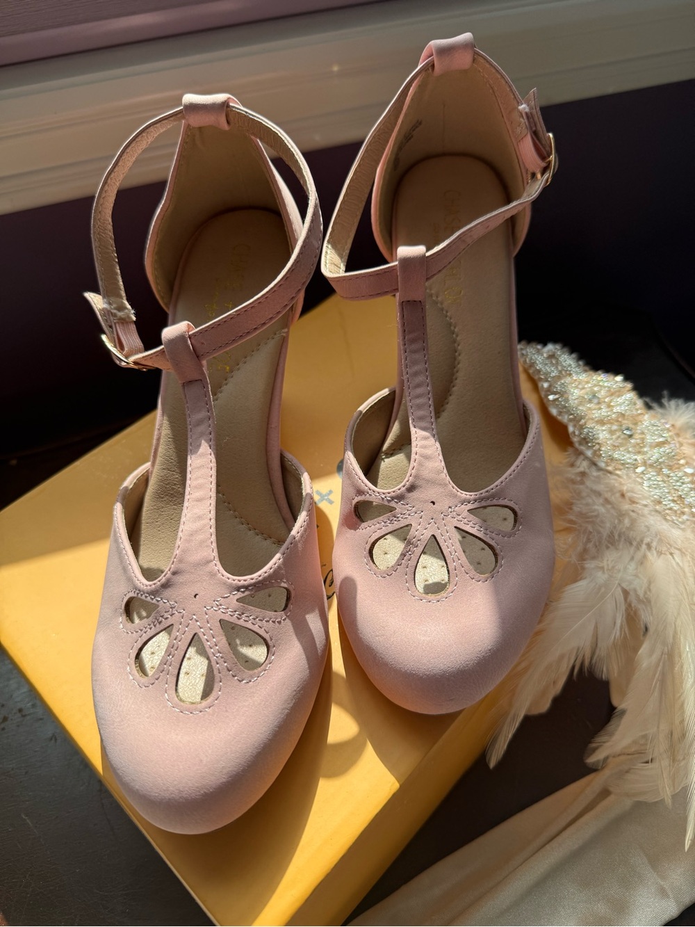 Chase & Chloe Women Mary Jane Oxford Pumps, gloves & headpiece set